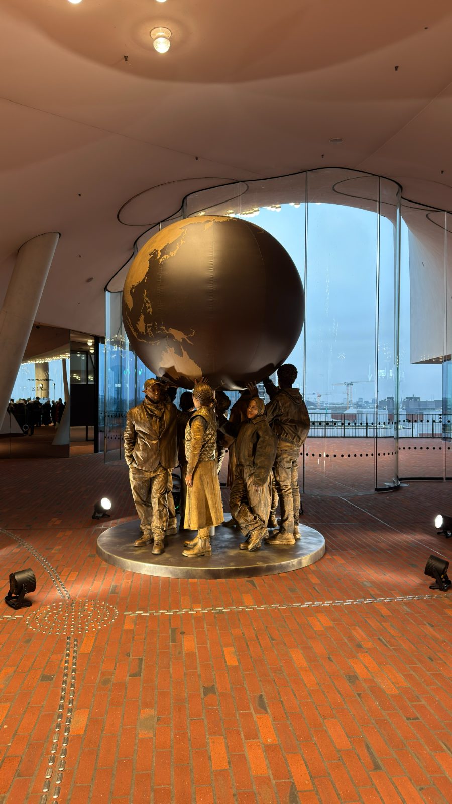 Skulptur in der Elbphilharmonie bei der 125-Jahr-Feier der HELM AG in Hamburg