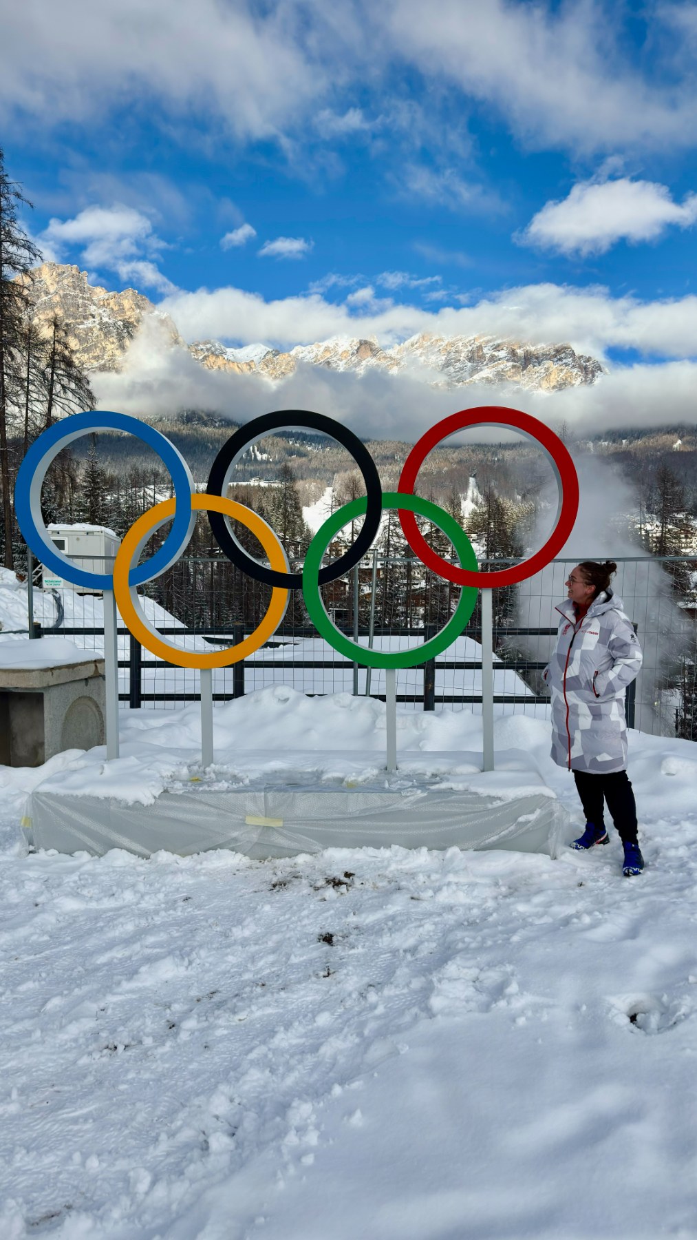 Olympische Ringe im Schnee in Cortina, im Hintergrund die Dolomiten